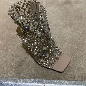 Brand new shoes brand nane is Akita